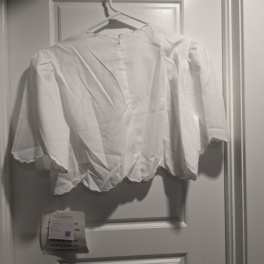 NWT Chicwish Scalloped Edge Crop Top in White
